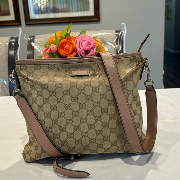 Gucci Handbags - Authentic Gucci crossbody bag